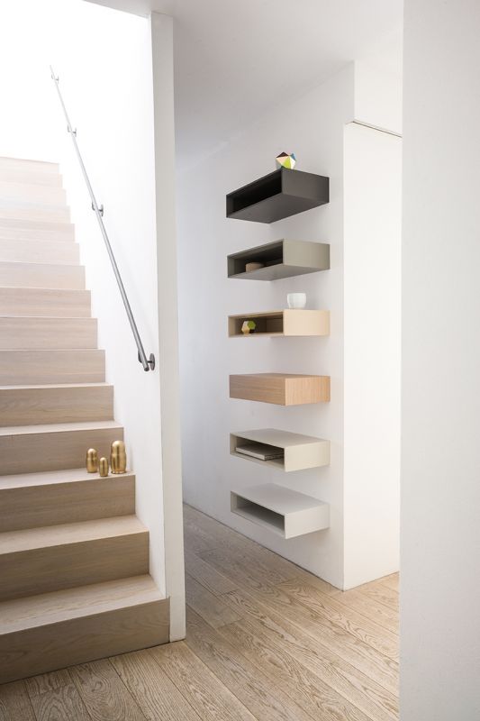 Wandmontierte Epoca Schubkastenkonsole von Schönbuch, 50 cm breit, in verschiedenen Farben an einer weißen Wand.